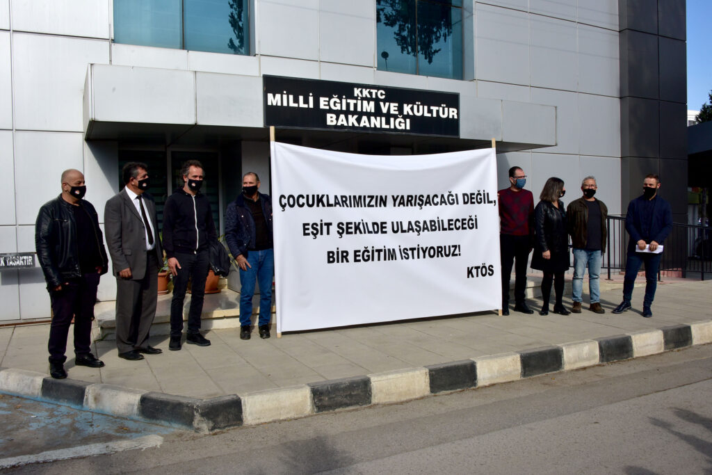 KTÖS kolejlere giriş sistemini, bakanlık önünde eylemle eleştirdi