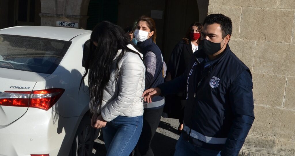 Evde yüklü miktar uyuşturucu ile yakalandılar