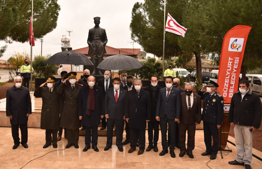 Yenilenen Akçay Atatürk büstü törenle açıldı