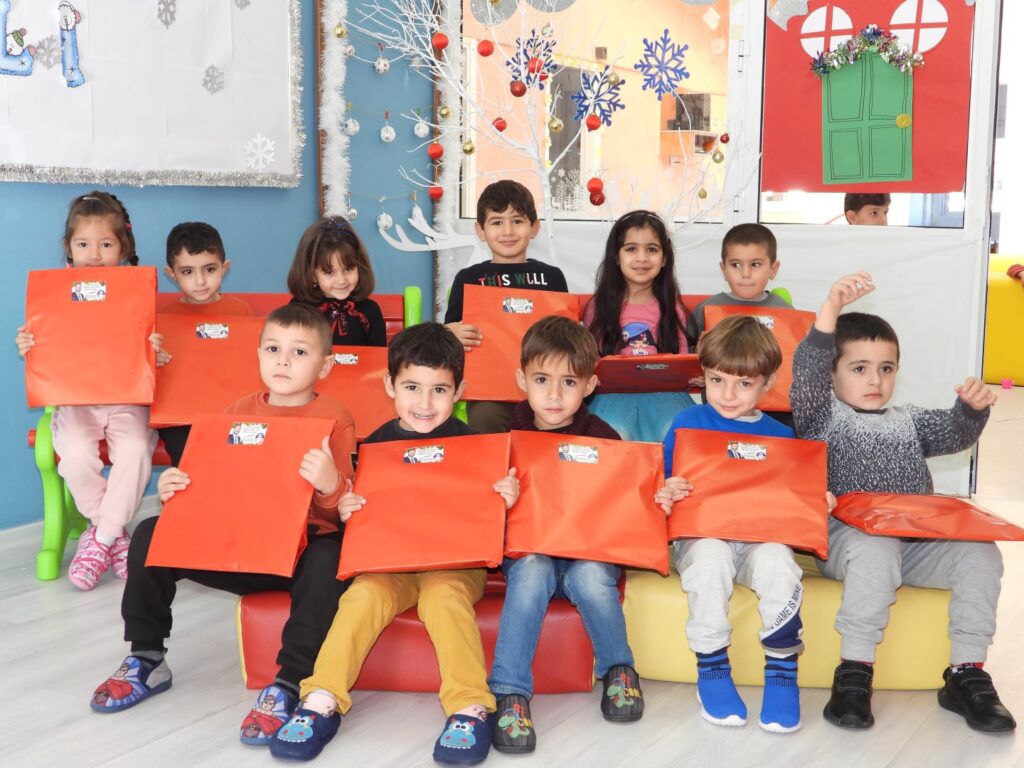 İskele Belediyesi yeni yıl hediyelerini çocuklarla buluşturdu
