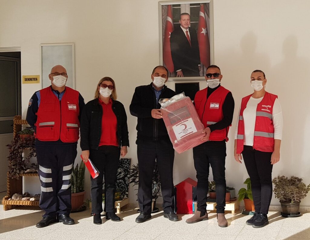 Kuzey Kıbrıs Türk Kızılayı’ndan İskele okullarına bağış