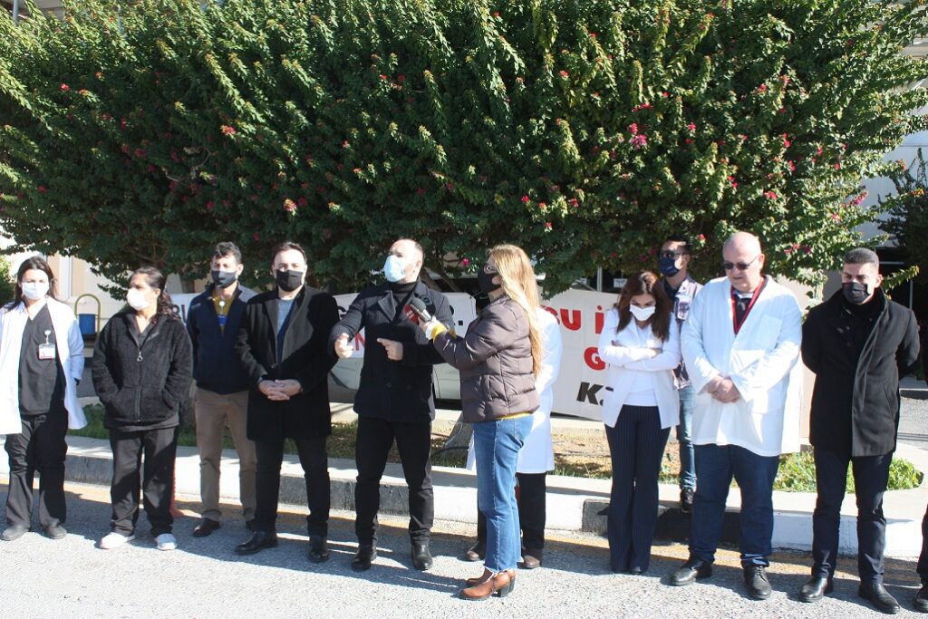 Kamu-Sen, Gazimağusa Devlet Hastanesi’nde 3 saatlik uyarı grevi yaptı