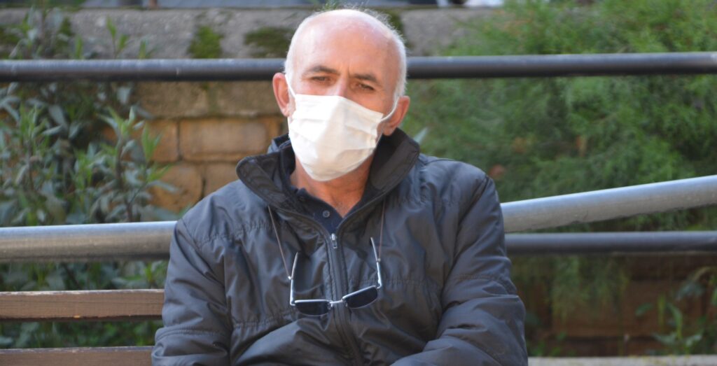 Kendini yatak odasına kilitleyip, duvarlara ateş etti