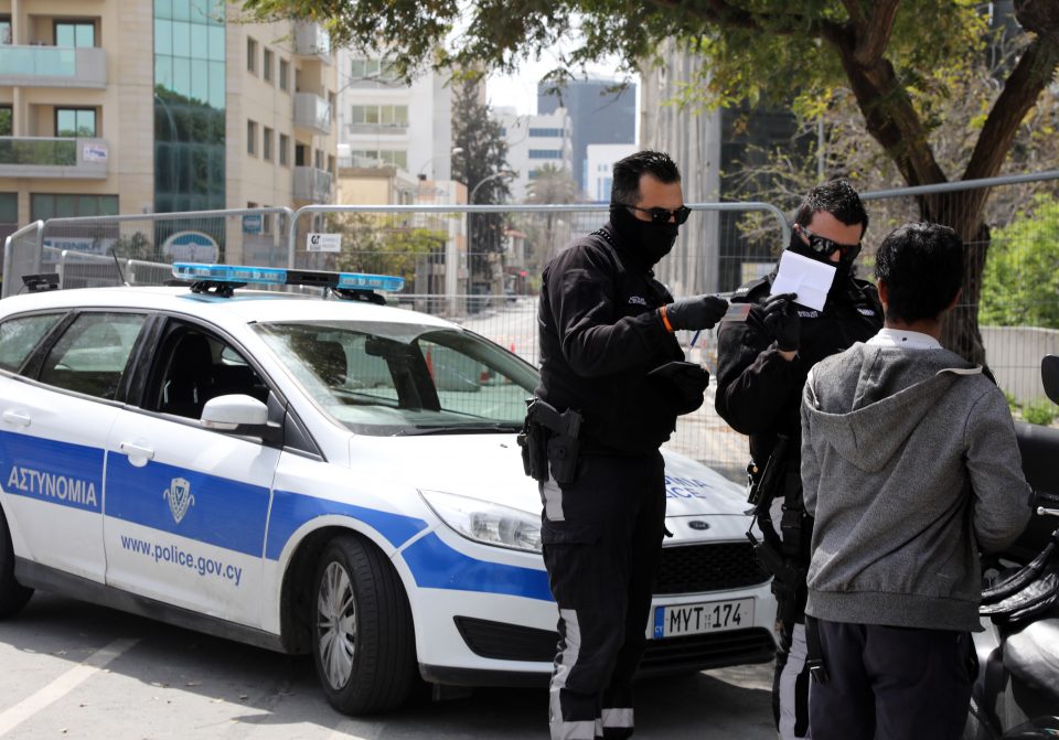 Güney Kıbrıs yeniden kapanmanın eşiğinde