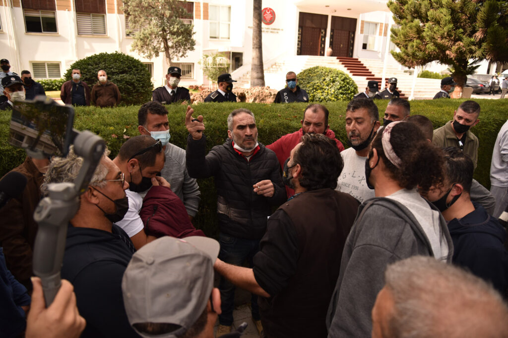 Güney Kıbrıs’ta çalışan işçiler meclis önünde eylem yaptı