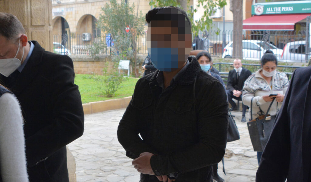 Kız arkadaşına kafa atıp burnunu kırdı