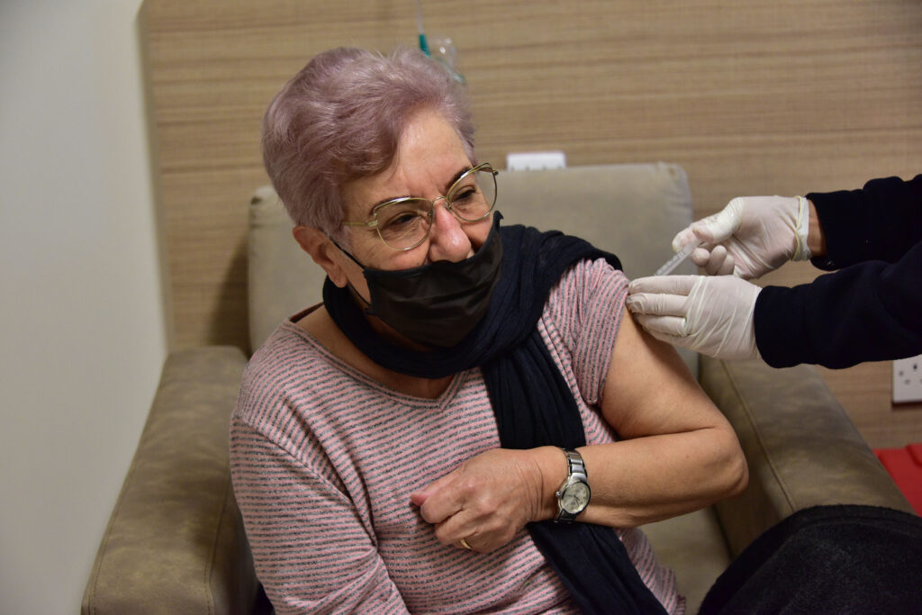 80 yaş ve üzeri kişiler için covid-19 aşıları bugün 5 merkezde yapılmaya başlandı