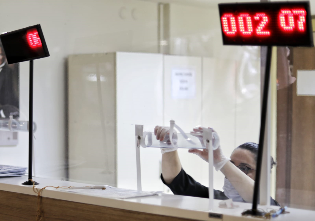 Posta, telekomünikasyon ve trafik dairelerinin vezneleri açık