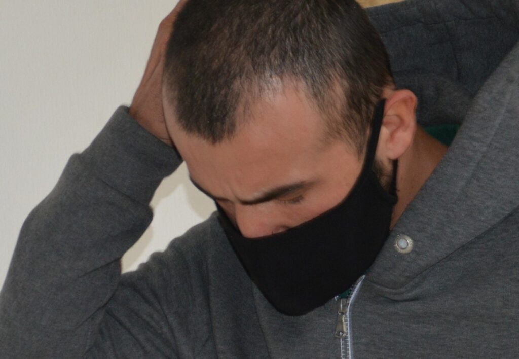 Boşanma aşamasında olduğu eşiyle konuştuğu için kız arkadaşını darp etti!