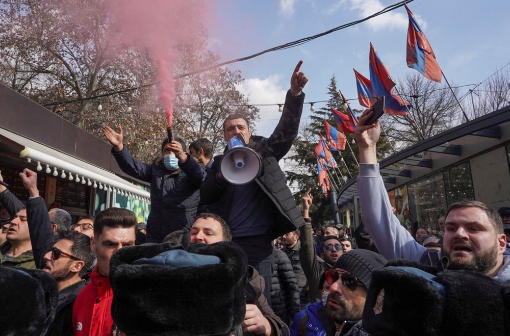 Ermenistan’da halk meydanlarda