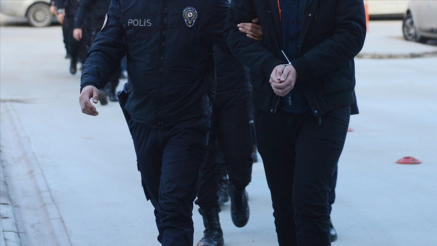 Hücre evlerine düzenlenen operasyonda firari 13 FETÖ şüphelisi gözaltına alındı