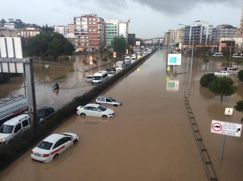 İzmir’de, 8 saatte 1 aylık yağış