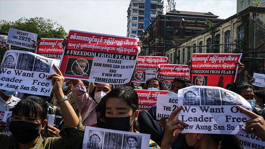 Myanmar’da darbe karşıtı protestolar üçüncü gününde de sürüyor