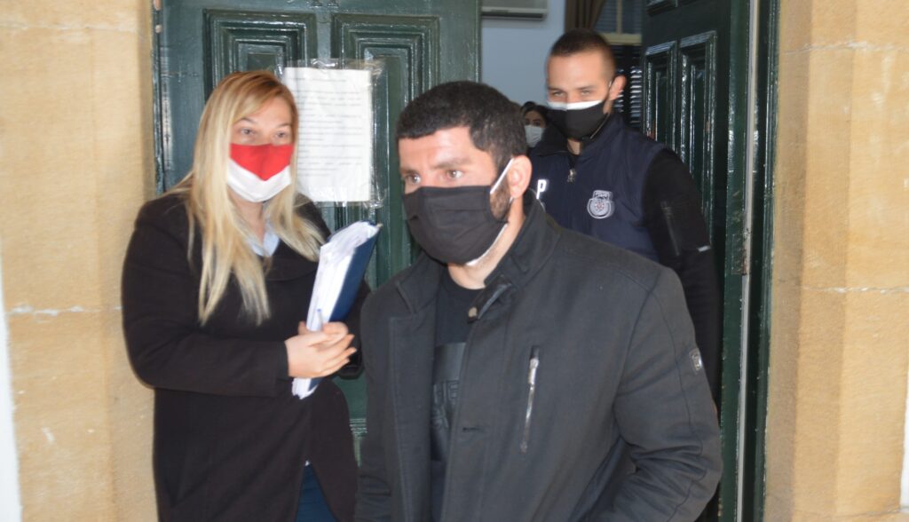 Arazisindeki tır dorsesini kaldırdığı için darp etti