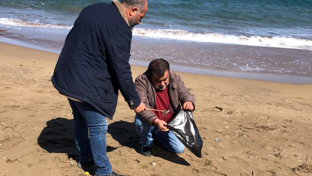 Alagadi sahiline vuran katran temizlendi