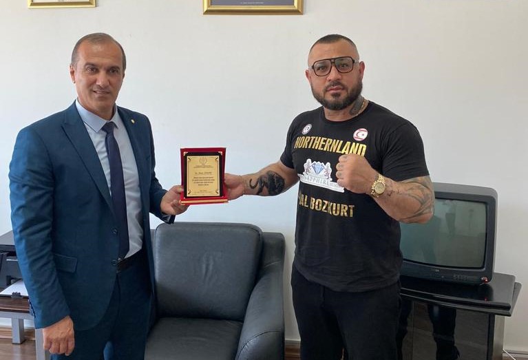 ‘Demir yumruk’ Metin Turunç’a Spor Dairesi’nden plaket