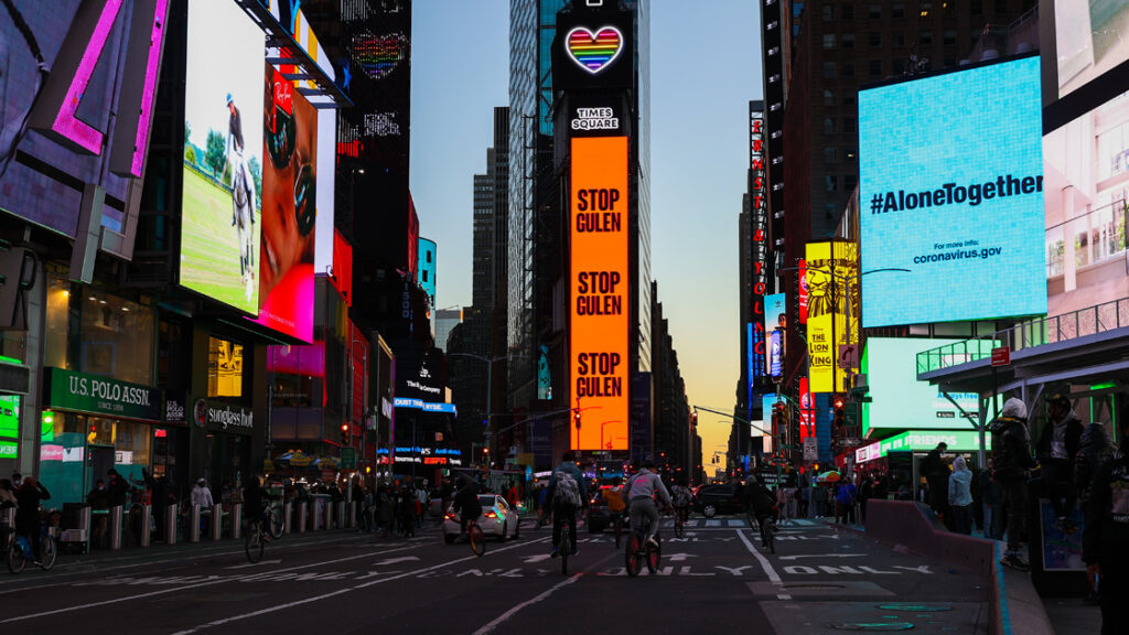 New York’un ünlü meydanında ‘Gülen’i durdurun’ ilanı