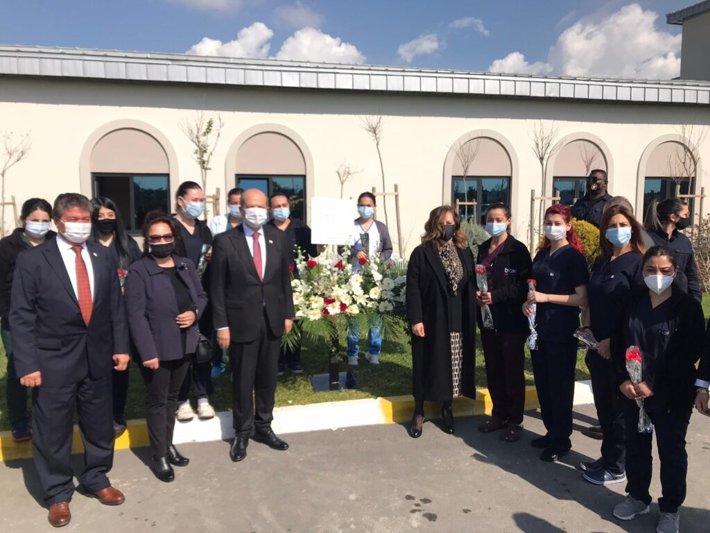 Cumhurbaşkanı Tatar, DR. Burhan Nalbantoğlu Devlet Hastanesi ve Pandemi Hastanesi’ni ziyaret etti