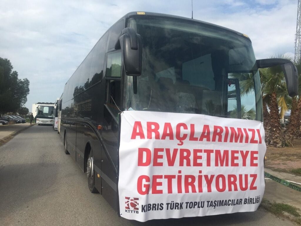 Toplu taşımacılar sokakta