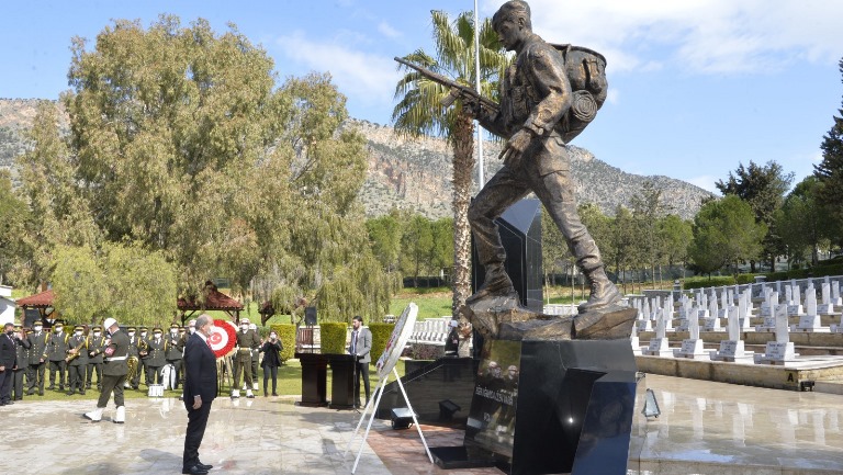 “Mücahit ile Mehmetçik kucak kucağa yatıyor”