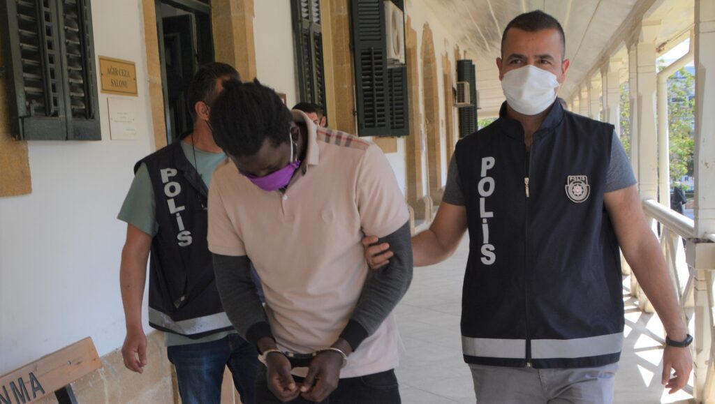 Satana 11 ay hapis cezası, içene 1 yıl rehabilite şartı