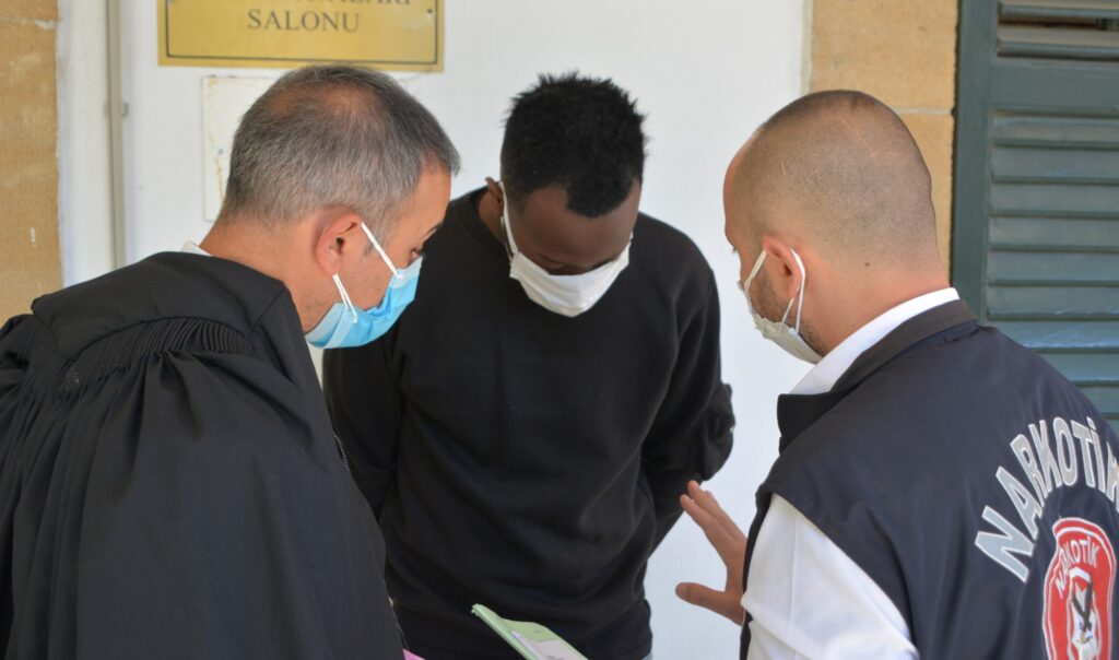 Evde yaptığı parti başını yaktı!