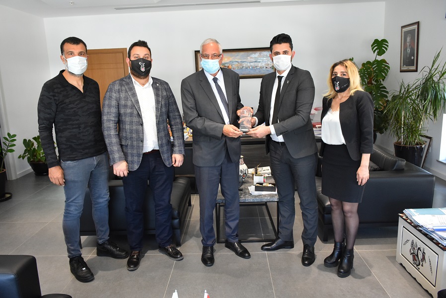 Girne Belediye Başkanı Güngördü, KKTC Beşiktaş Taraftarları Derneği’ni kabul etti