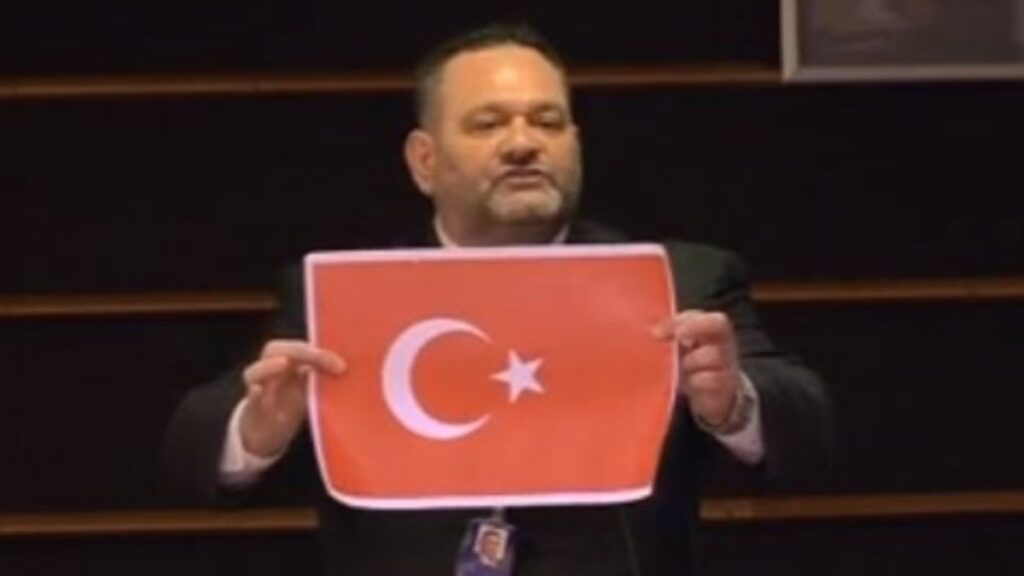 AP, ırkçı Yunan milletvekilinin dokunulmazlığını kaldırdı
