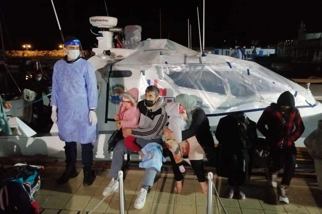 Çanakkale açıklarına Yunanistan’ın geri ittiği 101 göçmen kurtarıldı