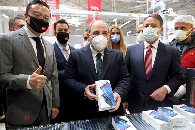 Global markaların Türkiye’de akıllı telefon üretimlerine bir yenisi daha eklendi