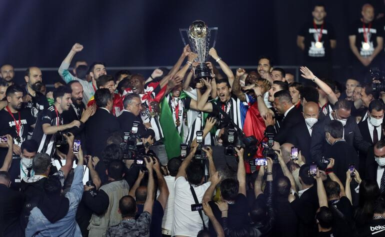 Beşiktaş şampiyonluk kupasını aldı