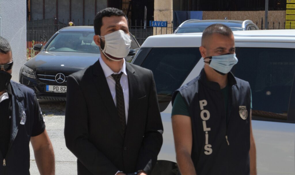 Evinin bahçesinde hintkeneviri yetiştirdi