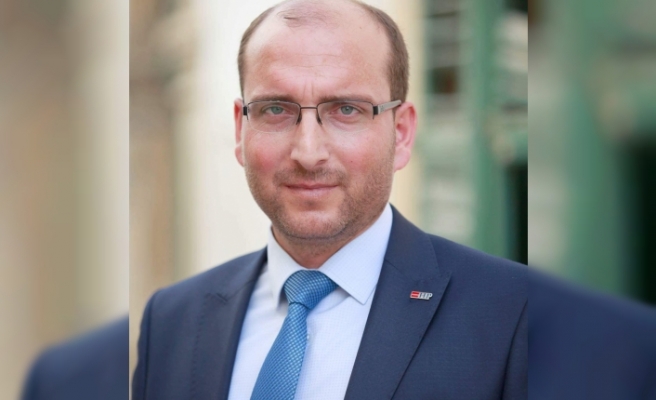 Genç: “Si̇yasete mevcut parti̇lerden bi̇ri̇ ile devam etmek zorundayım”