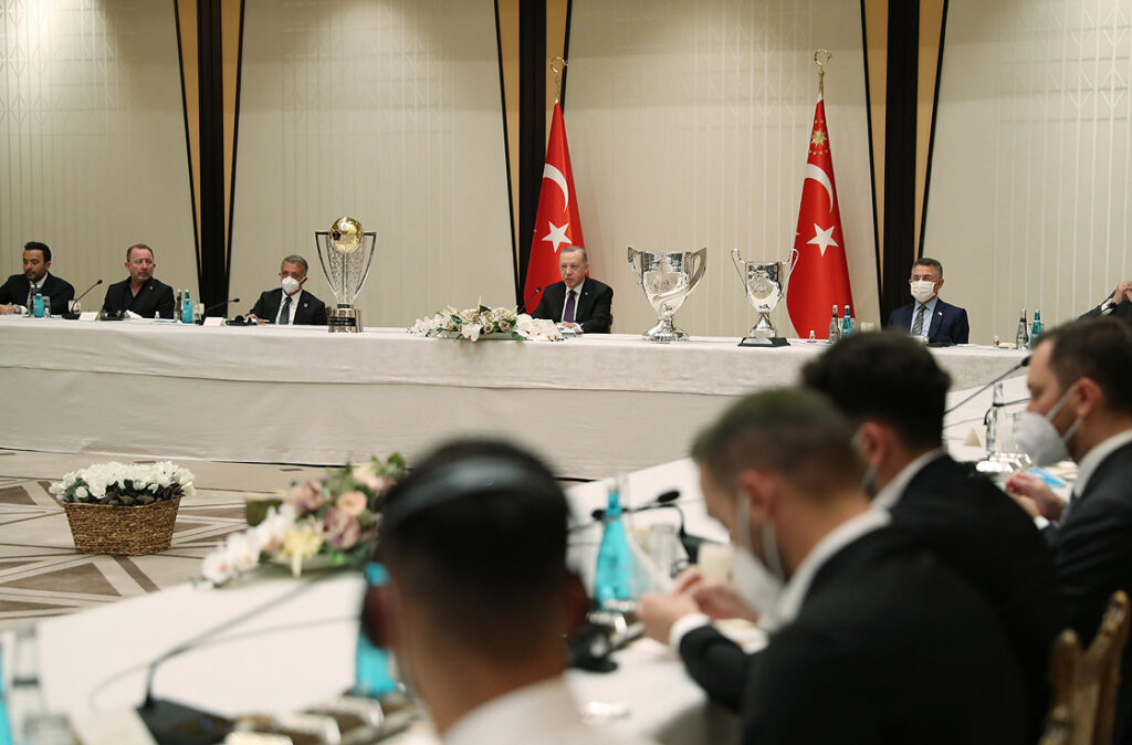 Erdoğan, Beşiktaş yönetici, teknik heyet ve futbolcularını kabul etti