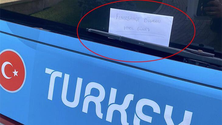 Türkiye A Milli Futbol Takım otobüsüne ‘Fenerbahçe düşmanı Şenol Güneş’ yazısı asıldı