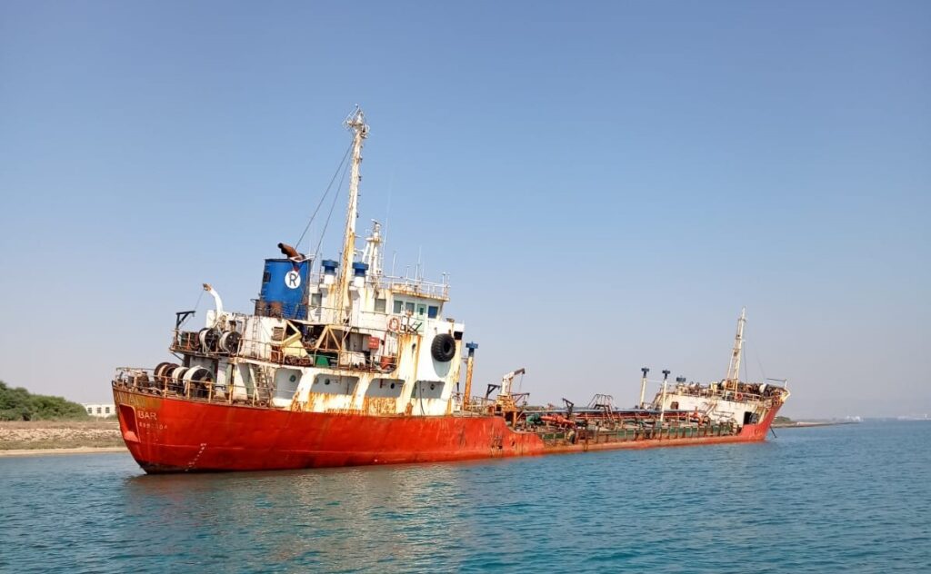Gülseren’de karaya oturan tankeri kurtarma çalışmaları başlatıldı