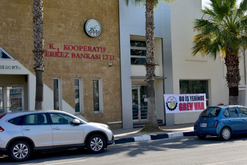 KOOP-SEN, tüm gün uyarı grevi yapıyor