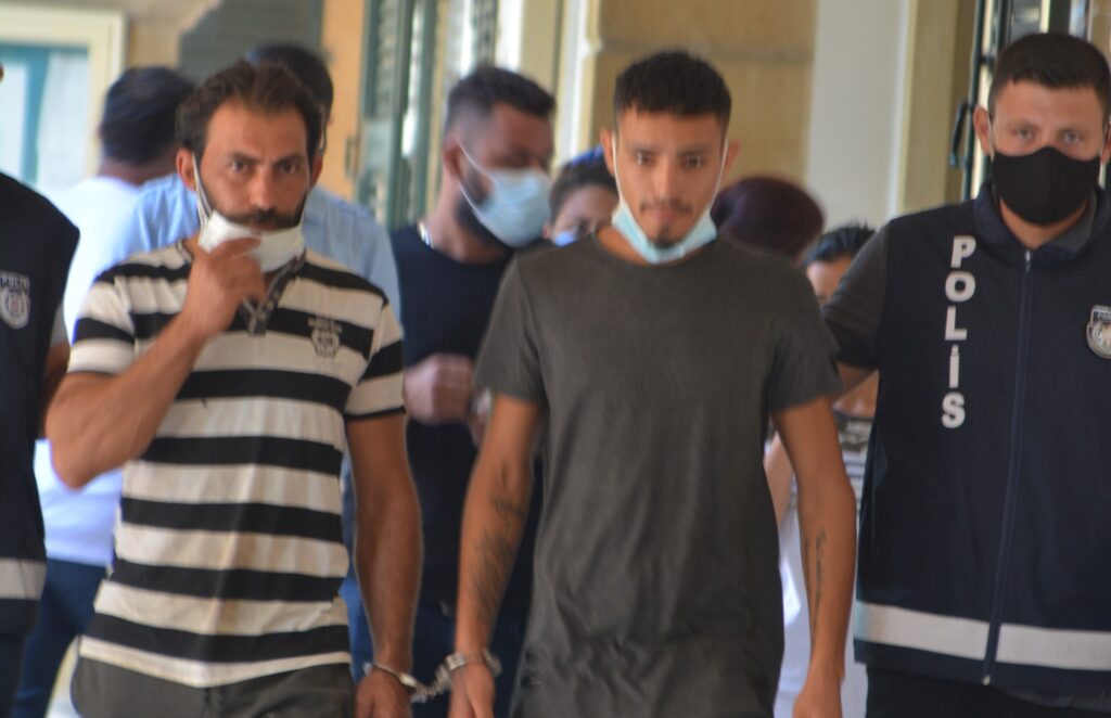Gece kulübünün avlusundan malzeme çaldılar!