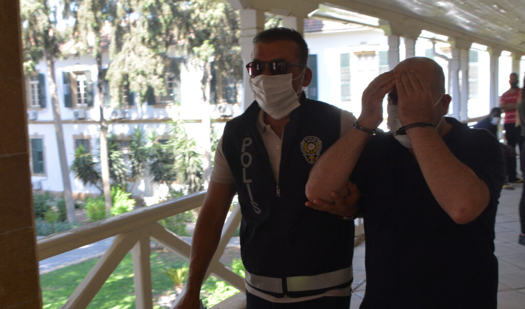 Kızını ve eşini ciddi şekilde darp etti