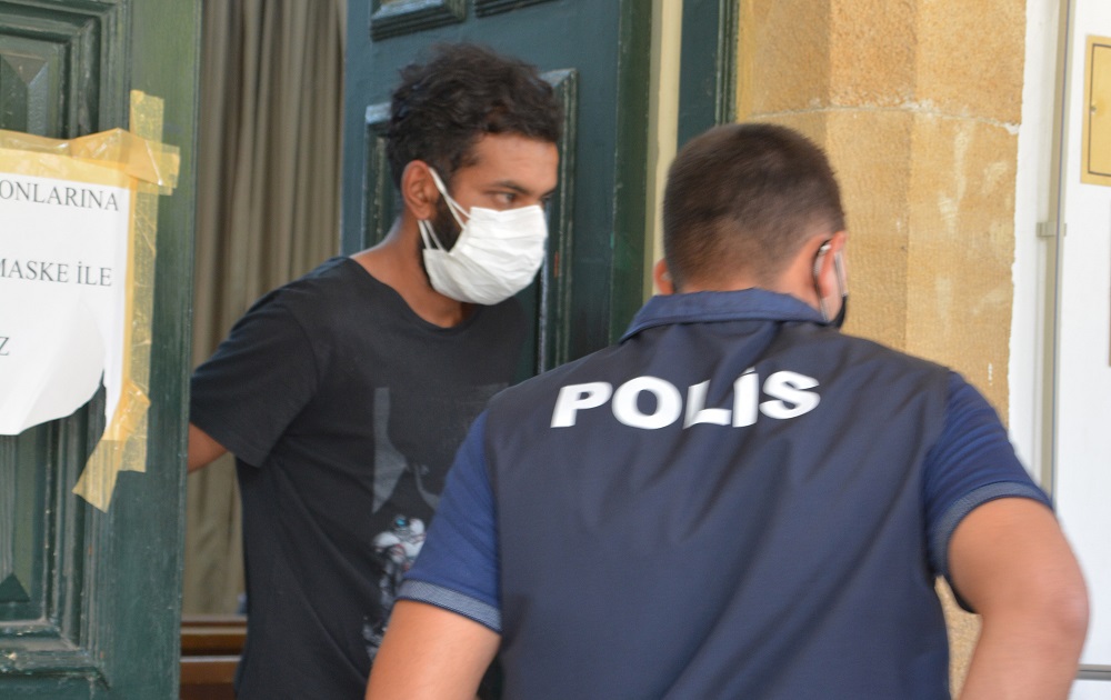 Çaldığı üç telefonun ikisini sattı!