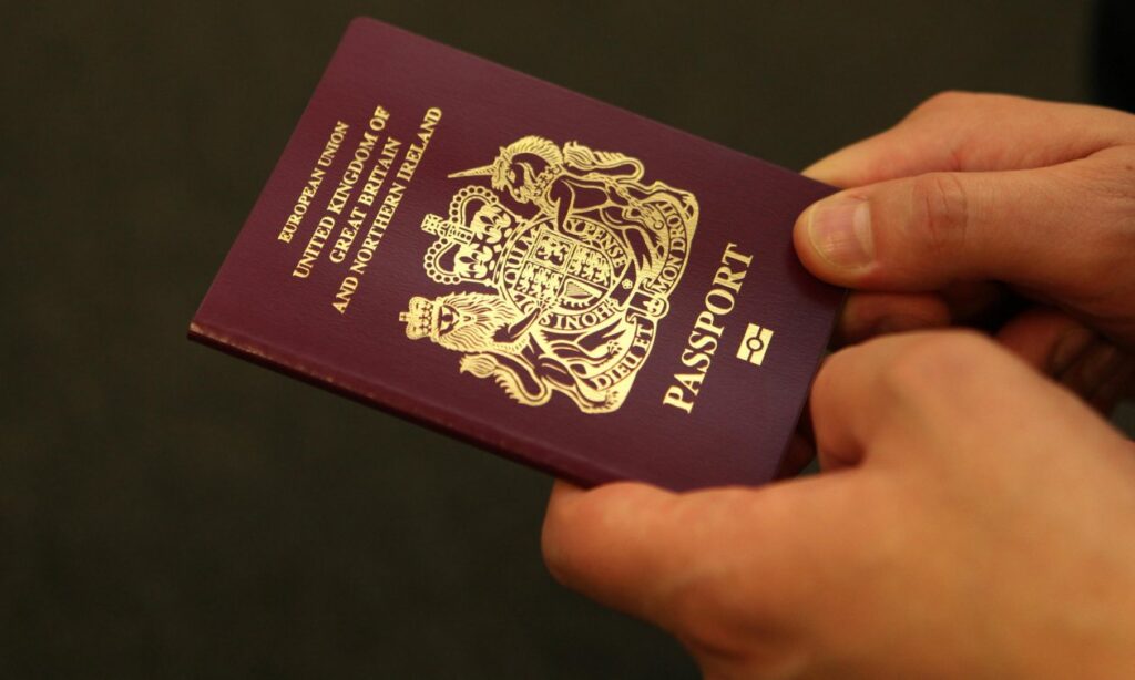 Başkasının pasaportu ile çıkmak isterken yakalandı