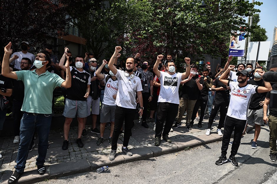 Taraftarlar, Sergen Yalçın’ın evinin önünde toplandı