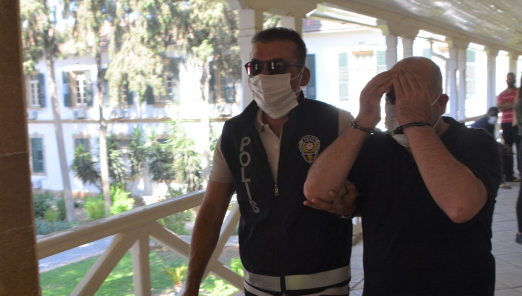 Eşini ve kızını darp etti!