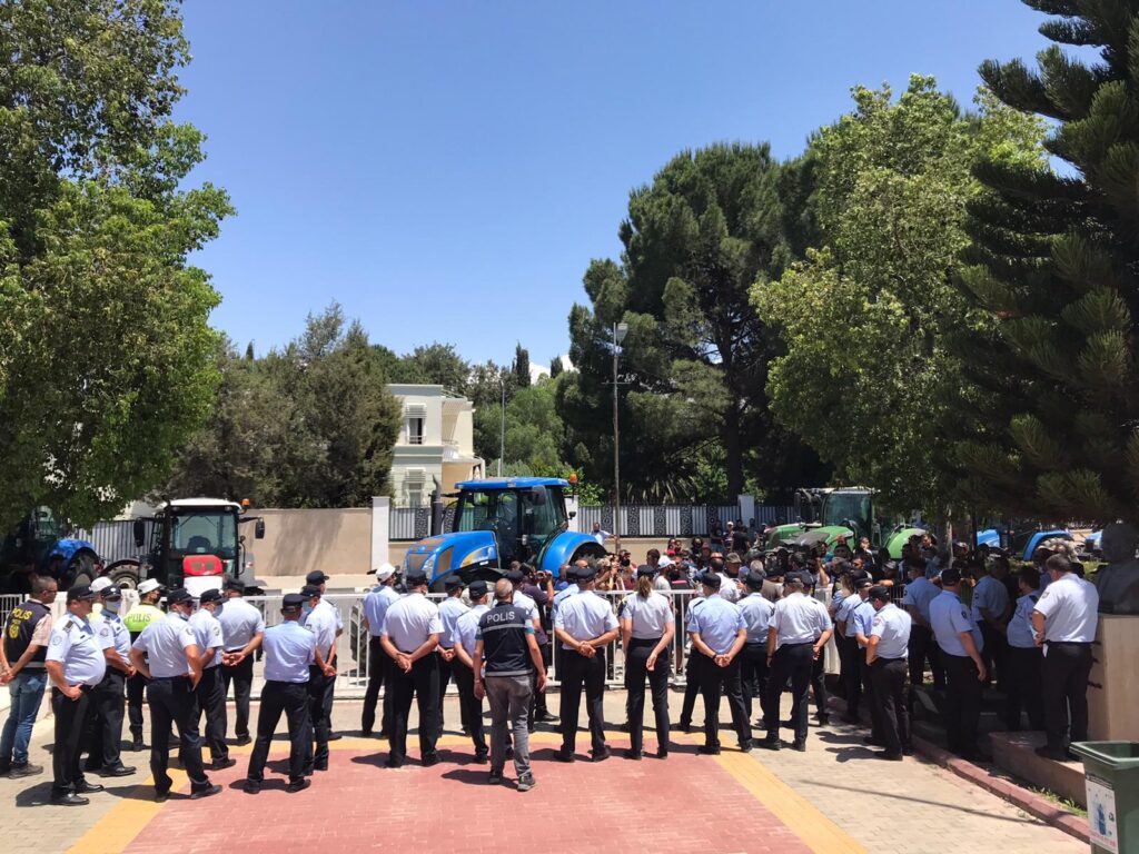 Hayvancılar meclis önüne döndü