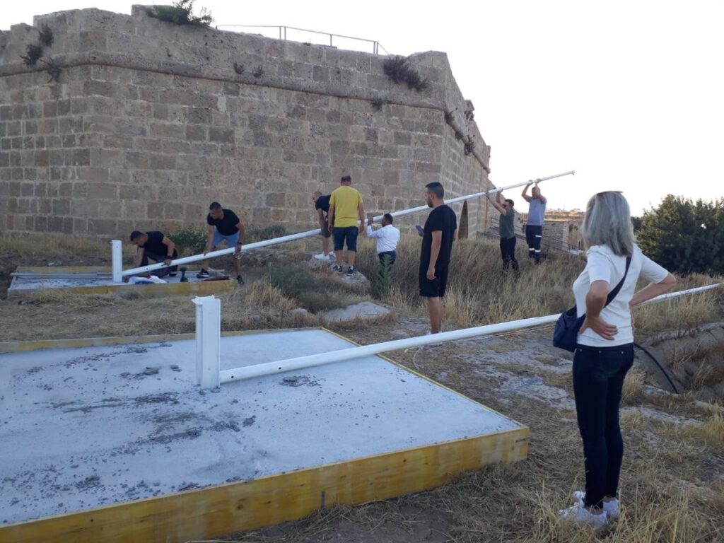 Kedi: “Bayrakların dikilmesi suçtur”