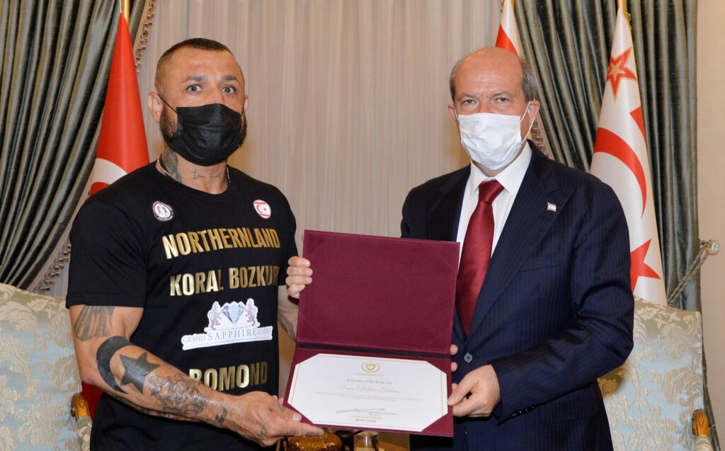 Demir Yumruk Saray’da