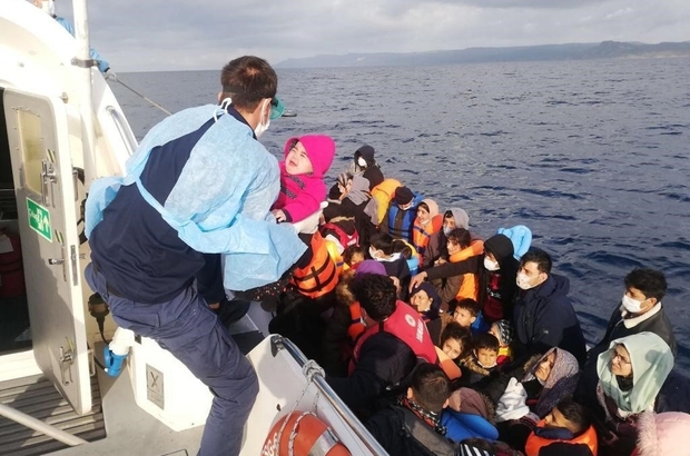 Çanakkale açıklarında Türk kara sularına itilen 17 düzensiz göçmen kurtarıldı