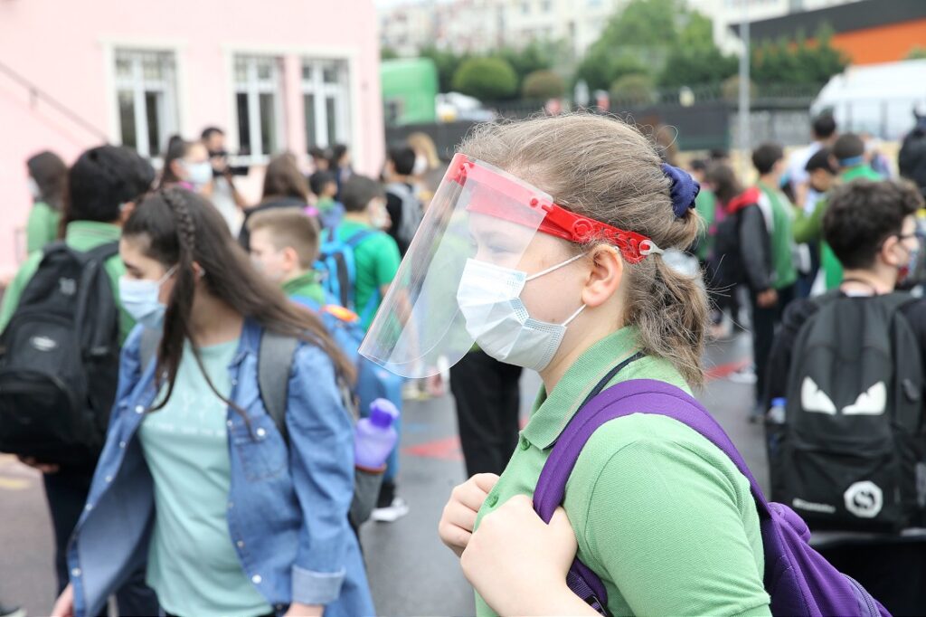 Türkiye’de ortaokul ve lise öğrencileri yüz yüze eğitime başladı