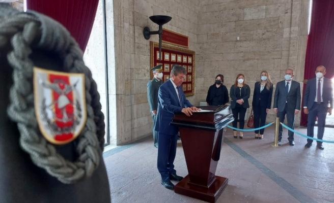 Üstel, Anıtkabir’i ziyaret etti