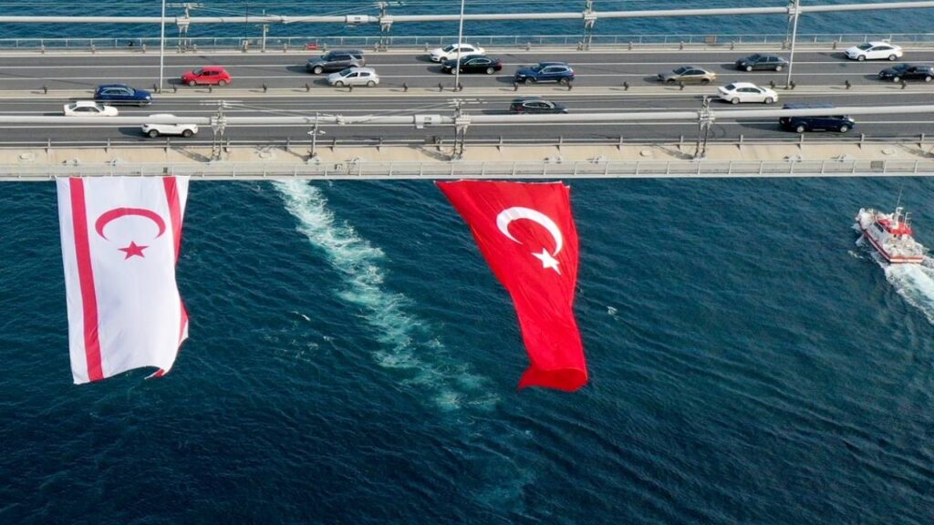 15 Temmuz Şehitler Köprüsü’ne Türk ve KKTC bayrağı asıldı